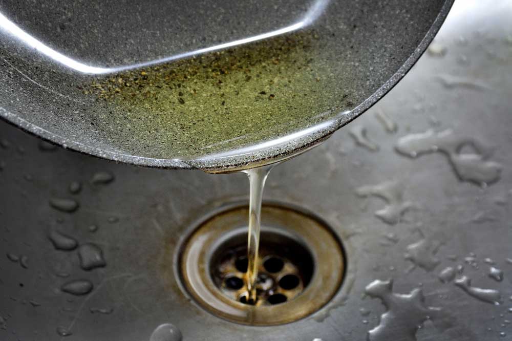 oil poured into the kitchen waste, clogged kitchen drain